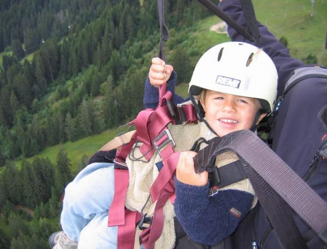  bautismo en parapenle para niños en Chablais 